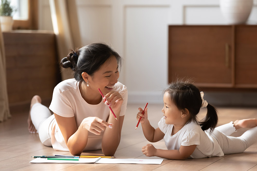Ibu bisa mengajak anak untuk sering berkomunikasi untuk merangsang kemampuan bicaranya